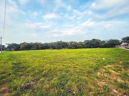 台南市政府財政稅務局10月31日公告「台南市運動藝文休閒園區民間自提BOT案」招商,基地位於東區南台南站副都心第一期區段徵收的新興發展區。(洪榮志攝)