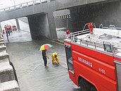 禿頭颱雨勢亂交通　二高通霄段6小時8事故