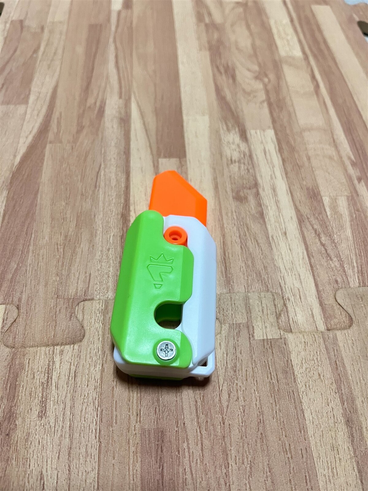 近日國小學童瘋蘿蔔刀,教育部也函文要求各學校加強宣導,不過北市某校長認為,最根本還是應該教孩童正確使用方式。記者李宗祐/攝影