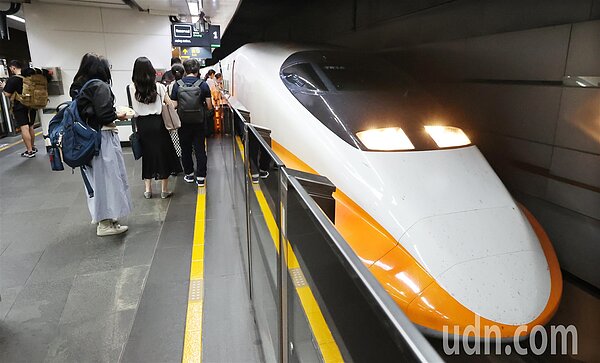 台灣高鐵公司宣布為保障旅客購買「早鳥優惠」權益,12月1日起實施「早鳥優惠」記名制。記者曾學仁/攝影