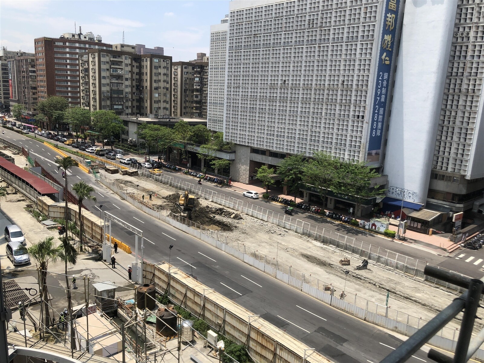 遠雄在光復南路的快車道上，施做地下停車場的出入口引道。記者鍾維軒／攝影 