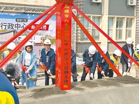 高雄市六龜區行政中心新建工程10月31日舉辦動土典禮，高雄市長陳其邁（左三）出席，強調對於城鄉同步發展，市府展現照顧偏鄉決心。（林雅惠攝）