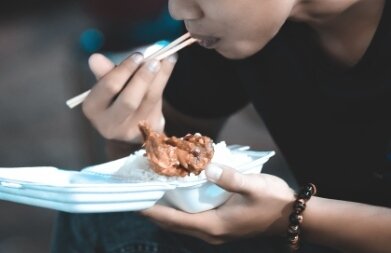 ▼一名上班族，幾乎天天到科技大學的學餐報到。（示意圖／pixabay）