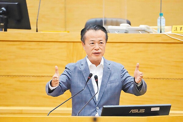 嘉義縣長翁章梁10月31日在縣議會定期會進行第20屆第2次施政總報告,詳述縣府團隊半年來的施政成果,更表示這幾年共同努力的目標「農工大縣」,經中央地方攜手努力,終於讓嘉義被台灣、被世界看見。(嘉義縣政府提供/呂妍庭嘉義傳真)