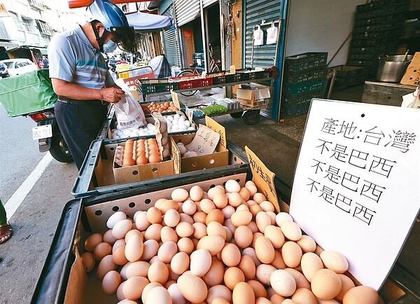 台灣農業產銷出問題，嘉義市光彩街菜市場雞蛋攤商強調蛋都是自己養的雞生的。圖／聯合報系資料照