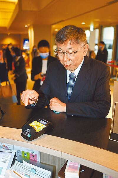 前台北市長柯文哲推動悠遊卡跨境支付，去年11月7日起可於日本沖繩嗶卡小額消費。圖／台北市政府提供、蔡宗穎台北傳真