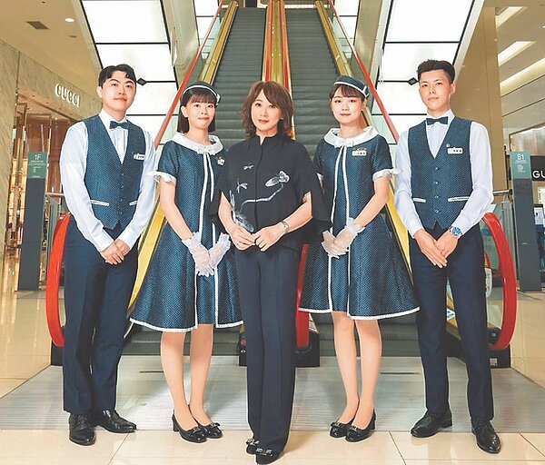 遠東SOGO百貨董事長黃晴雯(中)帶頭打造多元共融幸福職場。圖/遠東SOGO百貨提供