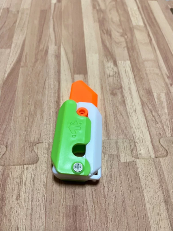 近來小學生之間流行玩具塑膠刀「蘿蔔刀」，雖是塑膠製品，卻可穿破水果、白紙。記者李宗祐／攝影
