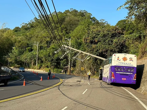 遊覽車自撞電線桿造成附近住戶大停電。記者巫鴻瑋/翻攝