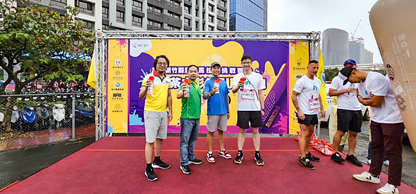 永慶加盟四品牌力挺新竹馬拉松路跑，各經管會會長到場支持、還贊助30萬物資及160頂帳篷。圖／永慶房產集團提供