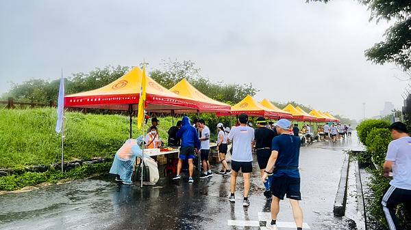 新竹馬拉松陰雨綿綿，永慶加盟四品牌提供的160頂帳篷發揮效果，讓民眾有地方躲雨休憩。圖／永慶房產集團提供