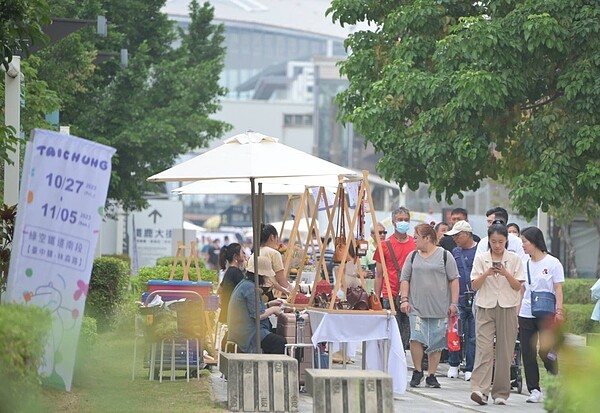 週末最chill市集活動,「2023創意台中X鐵道217」現場超過100組市集品牌。圖/台中市政府提供