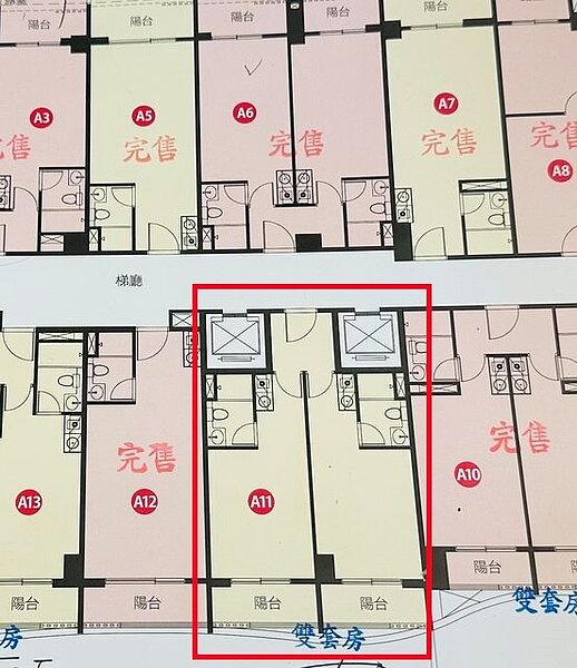 原PO曝光相鄰2部電梯的雙套房格局。圖／翻攝自PTT