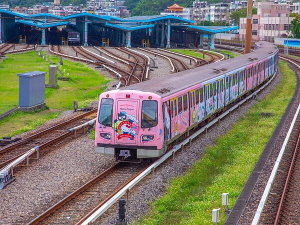 萌指數破表的「HELLO KITTY捷運彩繪列車」於今（1）日早上6點起在淡水信義線的象山站啟航。圖／台北捷運公司提供