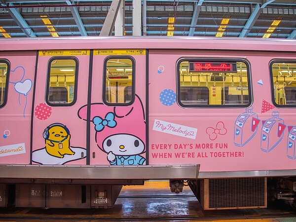 萌指數破表的「HELLO KITTY捷運彩繪列車」於今（1）日早上6點起在淡水信義線的象山站啟航。圖／台北捷運公司提供