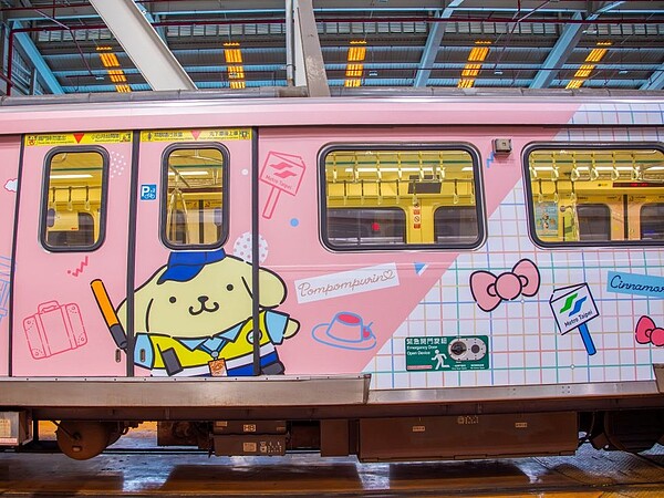 萌指數破表的「HELLO KITTY捷運彩繪列車」於今（1）日早上6點起在淡水信義線的象山站啟航。圖／台北捷運公司提供