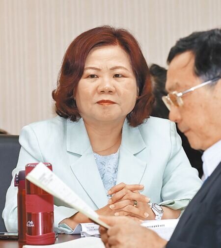 觀光旅宿業頻頻喊出缺工,交通部觀光署近日送出評估報告,勞動部長許銘春(圖)1日在立法院受訪表示,已收到該報告。(劉宗龍攝)