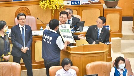 民進黨總統參選人賴清德萬里老家涉及違建爭議延燒,國民黨新北市議員林國春(第二排左三)1日在議會總質詢向代理市長劉和然(第二排右二)與財政局長陳榮貴(第二排右一)檢舉賴清德逃漏稅。(陳慰慈攝)