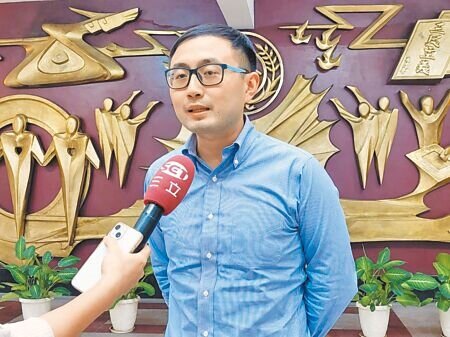 國民黨新北市議員廖先翔1日在議會總質詢,詢問市府對捷運板南線延伸至汐止的態度。代理市長劉和然表示持開放態度。(陳慰慈攝)