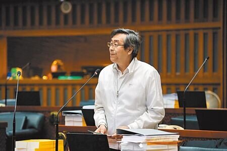 宜蘭縣議員楊弘旻1日在縣議會向縣府提出興建冬山演藝廳建議。(李忠一攝)