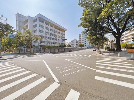 台南市政府交通局1日表示,今年全市新增行人專用時相70處,累計已達112處,年底之前還將增加30處。圖為安平區安平國小旁的行人專用時相。(洪榮志攝)