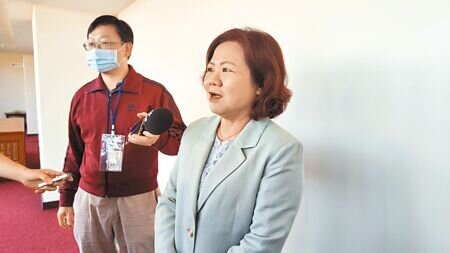 勞動部長許銘春(右)1日在立法院接受媒體訪問旅宿移工開放事宜。(林良齊攝)