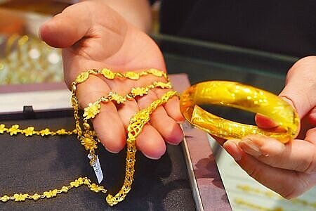 1國際金價2000美元曇花一現,美元指數反彈,就打壓金價,顯見美國經濟對國際金市走勢更具影響力。圖∕本報資料照片