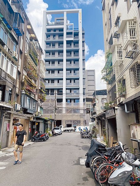 新北市中和連續發生建商以假資料申請容積,遭檢舉屬實後被撤銷的案件,新北市議員黃淑君質疑市府審查機制形同虛設。(投訴人提供/呂健豪新北傳真)