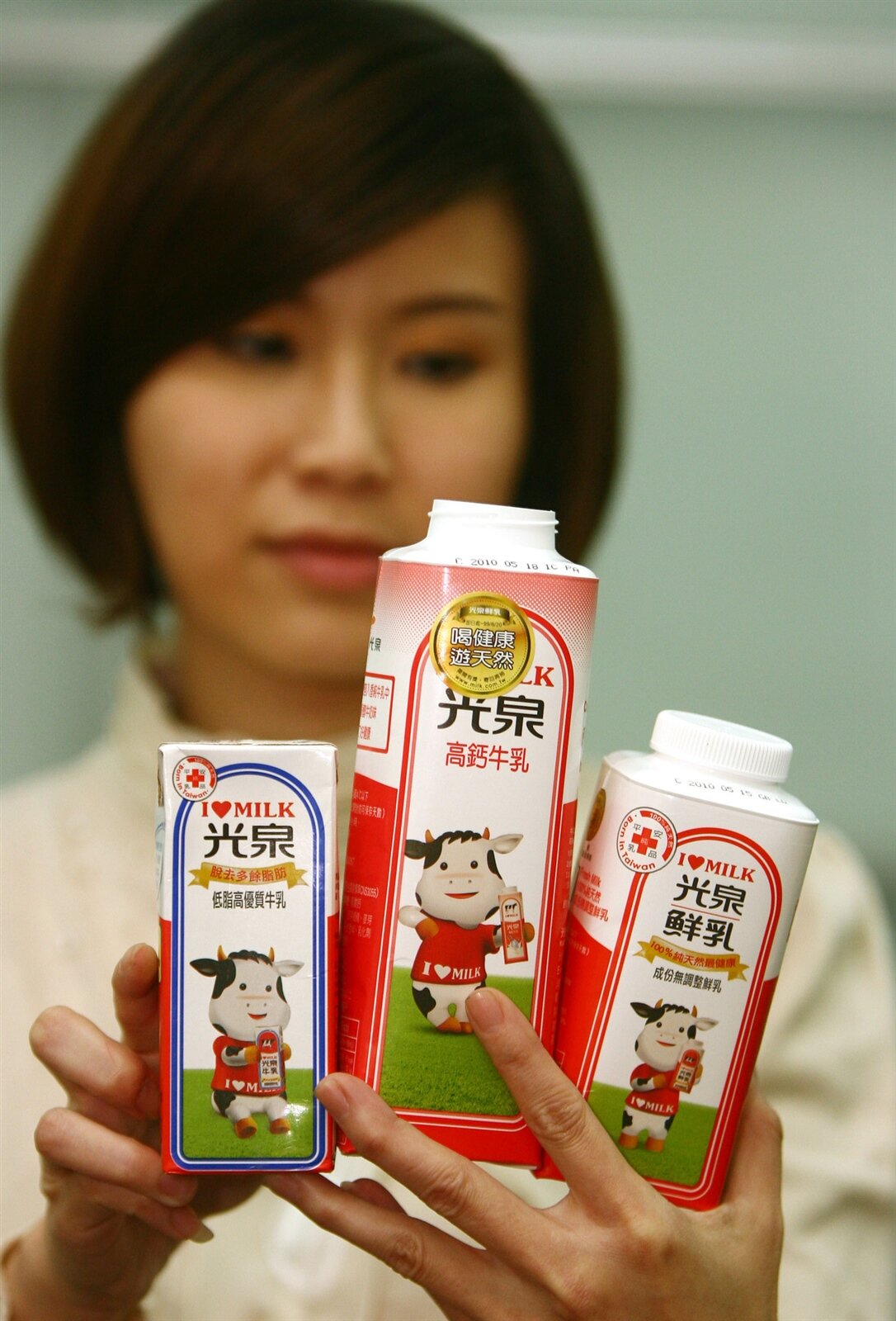 左至右分別為，保久乳做成的調味乳、鮮乳做成的調味乳與鮮乳，常常因為標示不明確造成消費者混淆。記者蘇健忠／攝影 