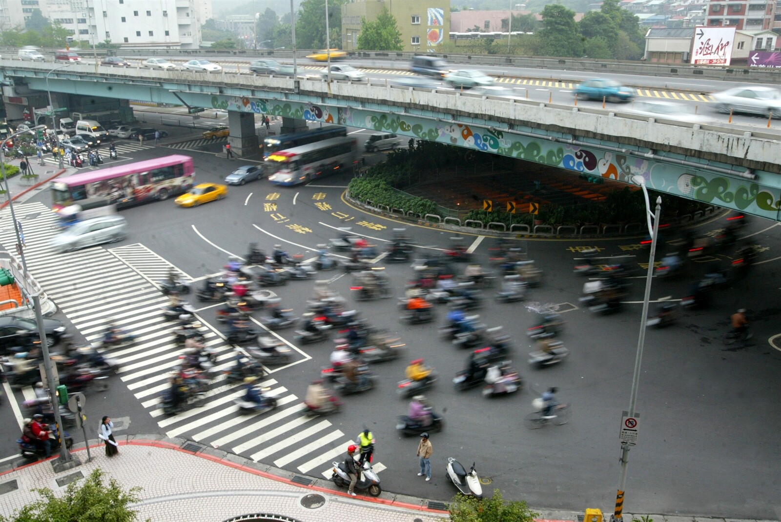 北市公館圓環為往返新北新店與中永和的重要幹道，騎車需兩段式左轉，許多人誤以為可繞行圓環，結果違規挨罰。圖／聯合報系資料照 