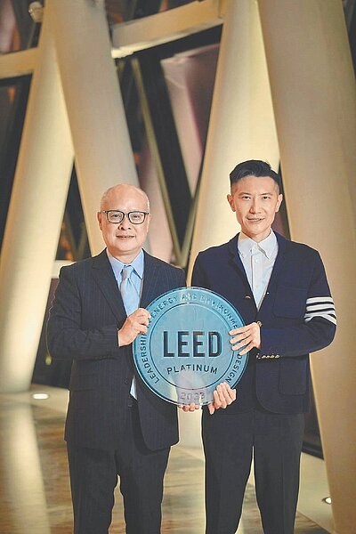 威京總部集團主席特別助理沈輝庭(右)代表「陶朱隱園」獲頒LEED白金級肯定,USGBC北亞區董事總經理杜日生(左)盛讚「極贊欲何詞!」圖/USGBC提供