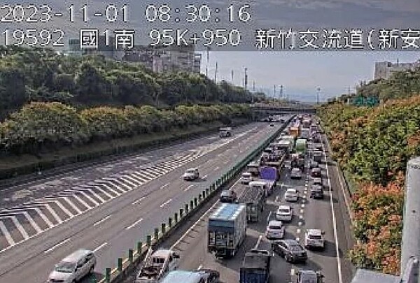 國道1號新竹路段南下1日早上大塞車，不僅成了停車場，車流也回堵至新竹市區。圖／記者張裕珍翻攝