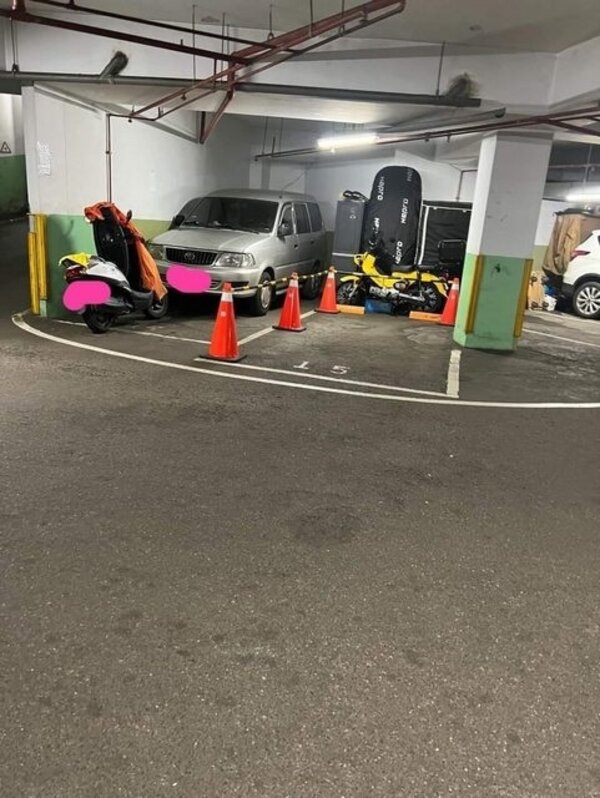 網友分享自家停車場遭住戶堆放雜物的亂象。圖／摘自PTT
