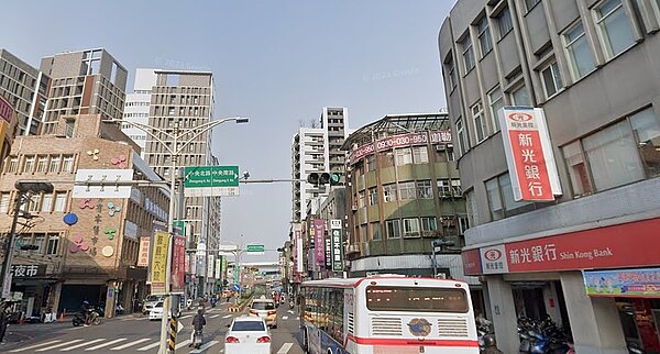 楊世旭店東指出,三重一些購屋預算較不夠的自住客,確實會選擇老公寓、尤其經過裝潢與整理的物件更受歡迎。圖/google map