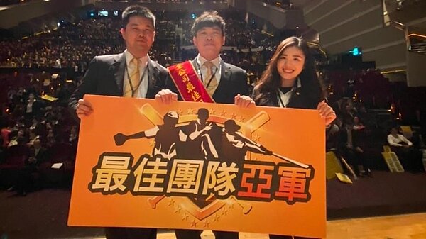 方向對了努力就會有成果！永慶房屋經紀人陳柏諺（圖中）達成2百萬年薪成就。 圖／永慶房屋提供