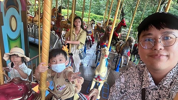 準三寶爸陳柏諺（右一）在永慶房屋為自己也為家人撐出一片幸福空間。圖／永慶房屋提供