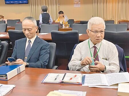 立法院交通委員會11月2日審查國家運輸安全調查委員會113年度預算案報告,列席人員包括副主委葉名山(右)與專任委員張文環(左)。(陳祐誠攝)