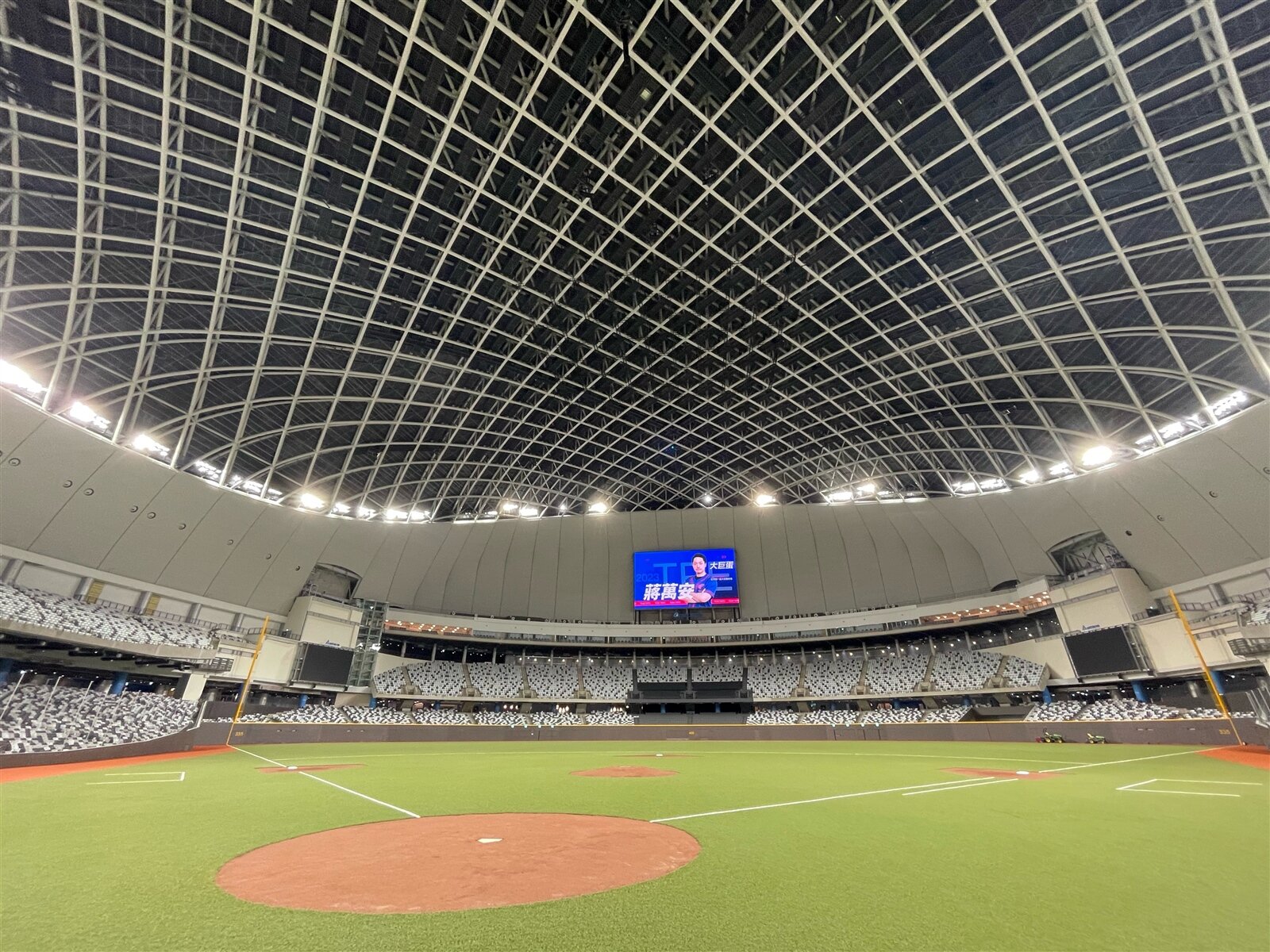 今(2)日北市建管處對台北大巨蛋核發使用執照,代表大巨蛋已能使用。 記者潘俊宏/攝影