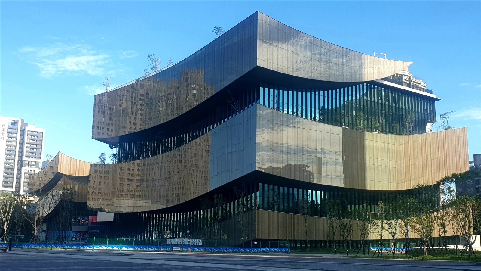 桃園市圖書總館已經啟用,但是旁邊的電影館遲遲不見開幕。記者鄭國樑/攝影