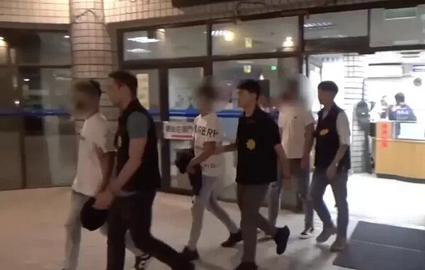 金曲歌王羅時豐小兒子涉入刑案,疑似隨著余姓男子到場遭法辦(畫面中男子無羅男)。圖/記者蕭雅娟翻攝