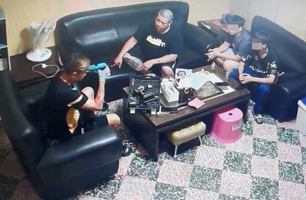 有竹聯幫背景的蔡姓男子,上月在家中把玩改造手槍,蔡男原以為手槍故障,刻意把槍放在額頭扣扳機,沒想到竟成功擊發,子彈當場打中腦門,瞬間爆頭身亡。圖/讀者提供