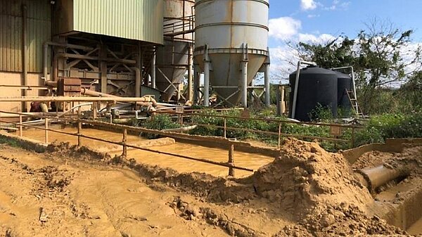 買賣土地最擔心的其中一個問題,就是土地被回填,若真有疑慮,不妨交易之前,請專家開挖土地抽樣並鑑定,有無廢棄物或污染物,以杜絕以後紛爭。圖/桃園地檢署提供