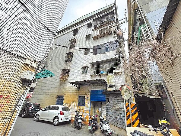 新北市蘆洲集賢路的高氯離子鋼筋混凝土建築,10月26日獲得核准適用防災都更2.0容積獎勵。圖/新北市城鄉局提供