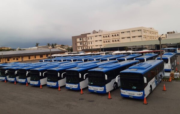 藍幹線示範型電動公車20輛即日起上路。圖／台南市政府提供