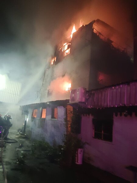 台中市消防局獲報太平區凌晨2時許民宅火警,到場時整棟民宅已陷入火海,立即灌救。圖/台中市消防局提供