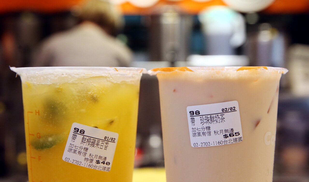 為了方便民眾外帶,除了使用杯蓋,多數飲料店也會選擇用塑膠封膜封住杯口。示意圖/聯合報系資料照