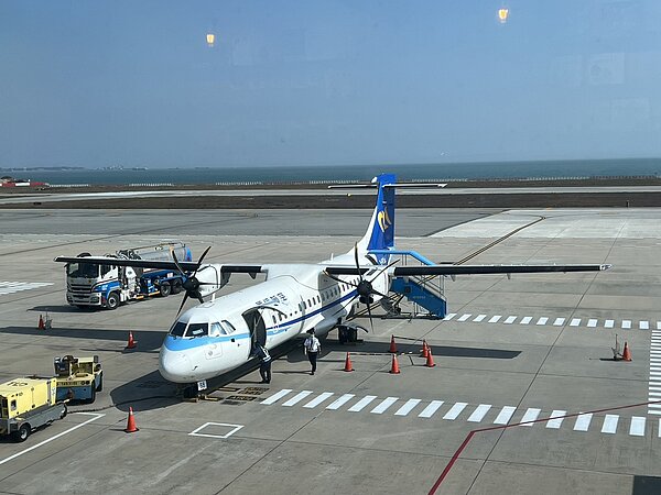 因應航空燃油價格持續上漲,航空業者將調漲國內線全額票價,各航線平均漲幅約4.5%,平均約新台幣95元,經離島3立委要求下,離島居民票價維持不變。記者蔡家蓁/攝影