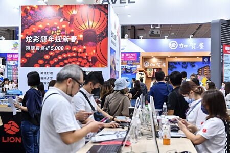 「2023 ITF台北國際旅展」3日開展,看準疫後旅遊商機,今年參展攤數超過1,300個,各家業者紛紛推出優惠商品吸引消費者目光。圖∕王德為