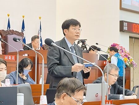 新竹市藝文高地兒童探索館、國際展演中心2大工程,皆因履約爭議,市府與廠商解約後停擺至今,新竹市政府文化局代理局長李欣耀3日赴議會說明最新進度。(王惠慧攝)