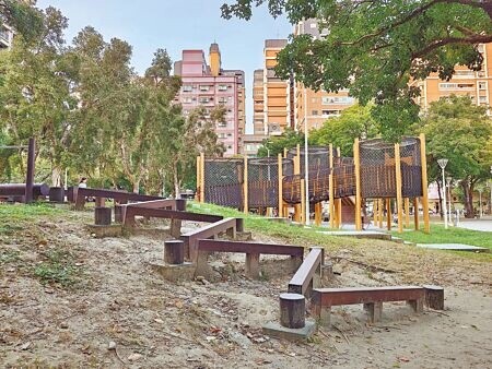 
高雄近年新增不少特色公園，但公園維護成一大考驗，市議員白喬茵希望市府能多元思考維護手段，提升公園維護效率。（任義宇攝）
